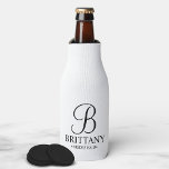 Porta-garrafa Bridesmaid Personalizada Elegante Preta e Branca<br><div class="desc">Donativos Personalizados Elegantes de Bridesmaid Pretos e Brancos com um monograma personalizado em estilo de letra elegante com nome e título da madrinha em estilo de letra de serifa clássico. Também perfeito para Madrinha de casamento,  Flor Girl,  Mãe da Noiva e muito mais.</div>