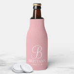 Porta-garrafa Bridesmaid Personalizada Pink-Blush Elegante<br><div class="desc">Ponteiro Personalizado Elegante Blush Pink Bridesmaid Oferece um monograma personalizado no estilo de letra elegante da caligrafia com o nome e o título da damasquinha de honra no estilo de letra clássico da serif. Também perfeito para Madrinha de casamento,  Flor Girl,  Mãe da Noiva e muito mais.</div>