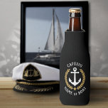 Porta-garrafa Capitão Seu Nome De Barco Ancora Dourada Laurel Bl<br><div class="desc">Um refrigerador de garrafa de na moda com Capitão ou outro título e seu nome personalizado, nome do barco ou outro texto desejado. Possui uma âncora náutica personalizada, projetada com folhas laurel em estilo ouro e emblema estelar em preto. Personalize facilmente a cor base para corresponder ao seu decoro ou...</div>