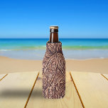 Porta-garrafa Folhas Elegantes De Madeira Esculpida<br><div class="desc">Aproveite sua bebida favorita neste legante refrigerador de garrafas de madeira esculpida. É perfeito para um dia no lago, acampar, na piscina, ou ter um churrasco! Faz um presente de excelente para Dias de os pais, padrinhos de casamento, solteiros ou favores de festa de aniversário, ou o dia da celebração...</div>