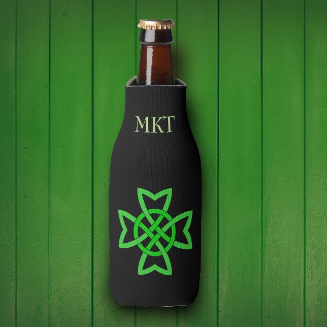 Porta-garrafa Green Celtic Knot irlandês (Irish Celtic Green Knot for St Paddys Day on black bottle cooler.  Personalize with your text.)