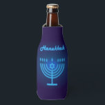 Porta-garrafa Hanukkah Festival Menorah Logotipo azul decorativo<br><div class="desc">Hanukkah Festival Menorah Logotipo decorativo marinho ornamento azul,  Estrela de David,  Azul Bottle Cooler,  Hanukkah Jewish Holiday Trendy design,  néon azul hanukkiah acende ilustração festiva de Férias Judaicas para Casa,  Cozinha e Jantar,  Armazenamento e Carreiras,  Can Cooler,  Blue Bottle com Sinal de Chanucá. Design moderno. Israel Jerusalém</div>