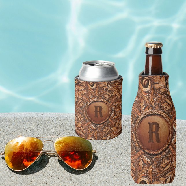 Porta-garrafa Impressão de Couro Arrefecido Ocidental Inicial (Western Tooled Leather Collection 
Custom Initial Can or Bottle Cooler)