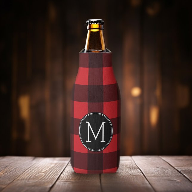 Porta-garrafa Monograma de Padrão de Xadrez de Buffalo Vermelho  (Personalize this red and black buffalo plaid bottle cooler with your monogram.)