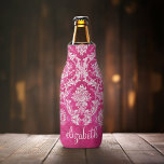 Porta-garrafa Monograma Personalizado de Cor damasco de Grunagem<br><div class="desc">Um padrão de vintage com um design de chalkboard e rendas. Olhem com atenção para as flores e folhas. Um design de moda com cores de tom de joia e elegância. Os itens são mais fáceis de personalizar quando você substitui todo o texto primeiro. Se a sua arte ainda precisar...</div>