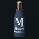 Porta-garrafa Nome Padrinho de casamento Masculine Monogrammed M<br><div class="desc">Clássico,  simples,  Casamento,  nome do refrigerador de garrafas. Perfeito para o padrinho de casamento. Personalize-o com o seu nome e nome iniciais.</div>