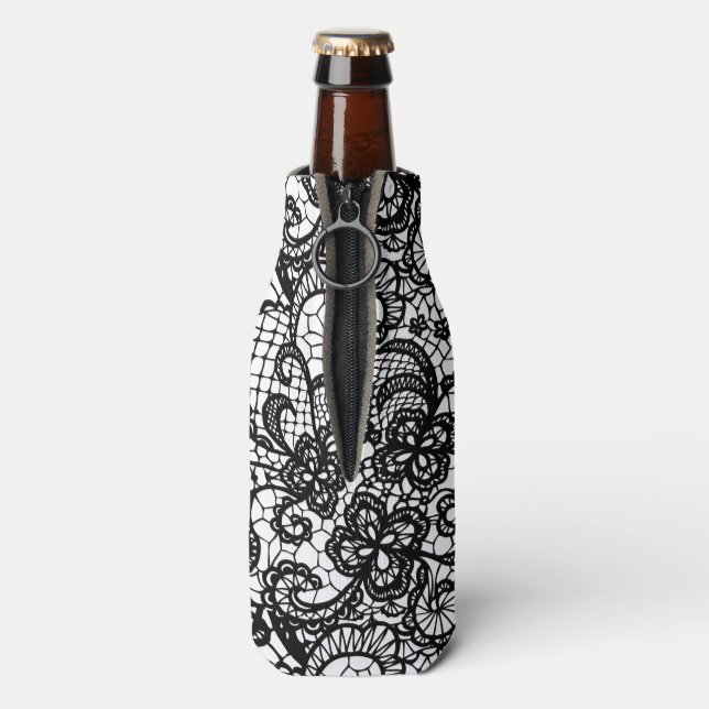 Porta-garrafa Preto de Renda no Can Cooler Branco (traseira da garrafa)