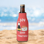 Porta-garrafa Sobe Bom Junto Engraçado Comida Asiático<br><div class="desc">Mostre seu lado bonito e punny com o refrigerador de garrafas "Soy Good Together". Esta moda e o refrigerador de garrafas divertidas é perfeito para qualquer um com amor por trocadilhos de comida e senso de humor. Quer você esteja passeando desfrutando uma bebida com amigos ou fora na natureza, este...</div>