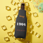 Porta-garrafa Vintage 1964, edição limitada, 62ª edição, Present<br><div class="desc">Vintage 1964 Limited Edition 62nd Birthday Bottle Cooler celebra um marco no estilo do eterno com esta Vintage Personalizada 1964 Limited Edition 62nd Birthday Bottle Cooler. Criado com encanto retrô e conveniência moderna, este refrigerador de garrafas é o guardião perfeito para fazer 62 anos. ・ design com isolamento premium inspirado...</div>