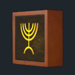 Porta-lápis Menorah Flame<br><div class="desc">Uma renderização digital marrom e dourada da menorah judia de sete ramificações (hebraico: מְ נ וֹ רָ ). A menorah de sete ramificações, usada no santuário portátil montado por Moisés na selva e, mais tarde, no Templo em Jerusalém, tem sido símbolo do judaísmo desde a Antiguidade e é o emblema...</div>