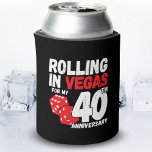 Porta-lata 40º Aniversário Casou-se 40 Anos na Viagem de Las<br><div class="desc">Presente único de 40 anos para marido e esposa ou casal casado levando um final de semana romântico para Las Vegas para celebrar seu casamento! Novidade lembrando sua viagem de Vegas como uma segunda viagem de lua de mel ou festa de casamento que você nunca teve. Apresenta engraçado "Rolling in...</div>