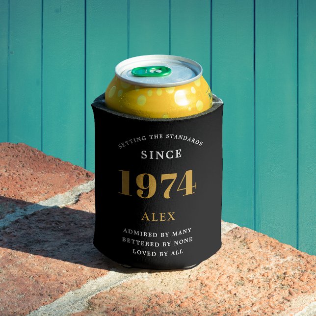 Porta-lata 50º Aniversário Nome 1974 Chic Dourado Negro Elega (Luxurious 50th Birthday Black and Gold Can Cooler: The perfect party companion.)