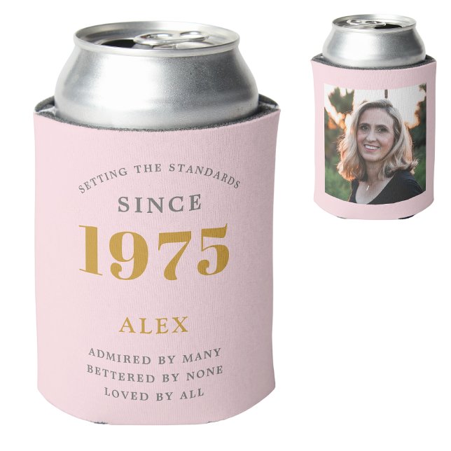 Porta-lata 50º Aniversário Nome 1975 Foto de Cinza Rosa Chic (Personalized pink 50th birthday can cooler with custom photograph and name.)