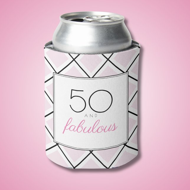 Porta-lata 50 e fabuloso aniversário rosa (50 and fabulous pink can cooler with diamond checked background.)