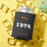 Porta-lata 52. º Aniversário pode arrefecer - Vintage 1974 Li<br><div class="desc">52º Aniversário pode arrefecer - Vintage 1974 Limited Edition Milestone Party Favor Celebrar em estilo com esta Vintage 1974 Limited Edition pode arrefecer, o acessório perfeito para uma 52ª festa de aniversário. Prática e divertida, ela mantém bebidas legal enquanto adiciona uma vibração retrô à celebração. - Apresenta um ousado design...</div>