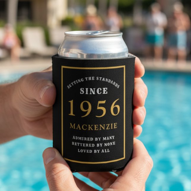 Porta-lata 70 Birthday pode resfriar presente para homens per (70th birthday personalized black and gold can cooler with a pool in the background)