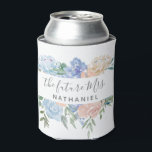 Porta-lata A futura Sra Dusty Blue e Floral Rosa<br><div class="desc">"A futura Sra." protetor de lata desenhado com flores em azul empoeirado e rosa. Personalize o protetor de lata com o sobrenome da futura noiva - perfeito para usar em chás de panela ou despedidas de solteira!</div>