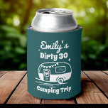 Porta-lata Acampamento de Festa de aniversário de solteira de<br><div class="desc">Mantenha bebidas legal e as vibrações altas com nossa lata mais fria! Perfeito para a viagem de uma garota,  solteirona,  festa de aniversário ou aventura de acampamento. O último favor convidado para a diversão inesquecível!</div>