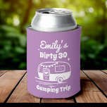 Porta-lata Acampamento de Festa de aniversário de solteira de<br><div class="desc">Mantenha bebidas legal e as vibrações altas com nossa lata mais fria! Perfeito para a viagem de uma garota,  solteirona,  festa de aniversário ou aventura de acampamento. O último favor convidado para a diversão inesquecível!</div>