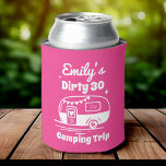Porta-lata Acampamento de Festa de aniversário de solteira de<br><div class="desc">Mantenha bebidas legal e as vibrações altas com nossa lata mais fria! Perfeito para a viagem de uma garota,  solteirona,  festa de aniversário ou aventura de acampamento. O último favor convidado para a diversão inesquecível!</div>