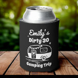 Porta-lata Acampamento de Festa de aniversário de solteira de<br><div class="desc">Mantenha bebidas legal e as vibrações altas com nossa lata mais fria! Perfeito para a viagem de uma garota,  solteirona,  festa de aniversário ou aventura de acampamento. O último favor convidado para a diversão inesquecível!</div>