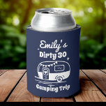 Porta-lata Acampamento de Festa de aniversário de solteira de<br><div class="desc">Mantenha bebidas legal e as vibrações altas com nossa lata mais fria! Perfeito para a viagem de uma garota,  solteirona,  festa de aniversário ou aventura de acampamento. O último favor convidado para a diversão inesquecível!</div>