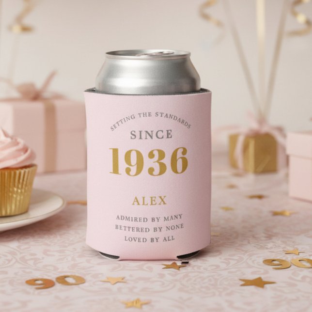 Porta-lata Aniversário de 90 anos 1936 Presente Elegante Pers (1936 pink can cooler on a light pink background)