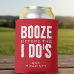 Porta-lata Bebedeira Antes da Festa de Solteirão Vermelho e B<br><div class="desc">Prepare-se para a Bebedeira Antes do Sim com esses coolers de lata para festa de solteirão. Desenhados em texto clássico de grunge vermelho e branco, esses coolers de lata são o presente de festa perfeito para qualquer noivo e seus padrinhos. Personalize com o nome do noivo para uma celebração pré-casamento...</div>