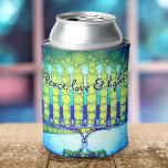 Porta-lata Blue Green Hanukkah Menorah Peace Love Light Artsy<br><div class="desc">"Paz, amor e luz." Adicione mais brilho à época de férias com este Hanukkah, colorido e personalizado, que pode mais legal! Uma ilustração lúdica e artística de velas menorah azuis com padrões de folhas falsas coloridas e tipografia moderna sobrepõe um gradiente de turquesa a fundo texturizado branco. Personalize com seu...</div>