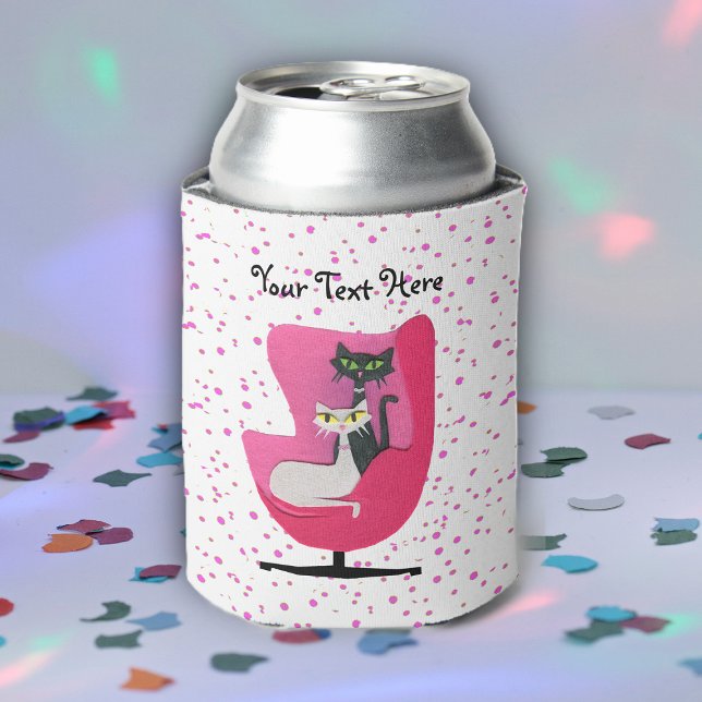 Porta-lata Bolinhas bonito, preto, brancas, cor-de-rosa (Pretty atomic 1950's cats sitting in pink chair on white with pink polka dots drink can cooler.)
