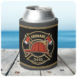 Porta-lata Bombeiro ADD NAME Crachá de Bombeiros<br><div class="desc">Bombeiro NOME Bombeiro Bombeiro - Emblem com capacete vermelho e Ax. Personalize com seu nome,  número de estação/departamento e local.</div>