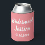 Porta-lata Bridesmaid Pink Elegant Script Oferece Casamentos<br><div class="desc">Linda caligrafia,  rosa e branca,  a Bridesmaid pode fazer mais Chá de panela. Perfeito para favores de casamento.</div>