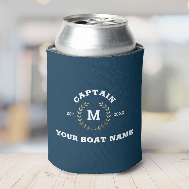 Porta-lata Capitão de Barco Personalizado Monograma Dourado L (A blue drink koozie with "CAPTAIN YOUR BOAT NAME EST. 20XX" and an "M" surrounded by laurel leaves)