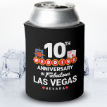 Porta-lata casais do 10º aniversário de casamento Viagem de L<br><div class="desc">Presente único de 10 anos para marido e esposa ou casal casado levando um final de semana romântico para Las Vegas para celebrar 10 anos de casamento! Novidade lembrando sua viagem de Vegas como uma segunda viagem de lua de mel ou festa de casamento que você nunca teve. Apresenta "10º...</div>