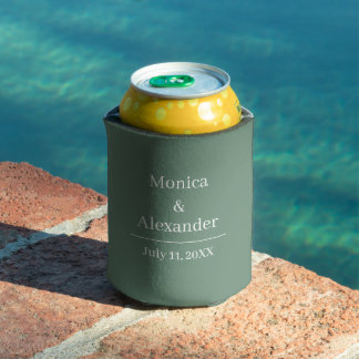 Porta-lata Casamento Verde Sage com Monograma Minimalista Mod