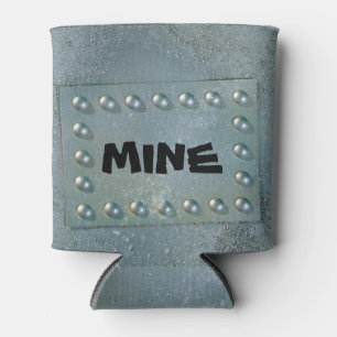 Porta-lata Cinza metálica com placa de texto no refrigerador