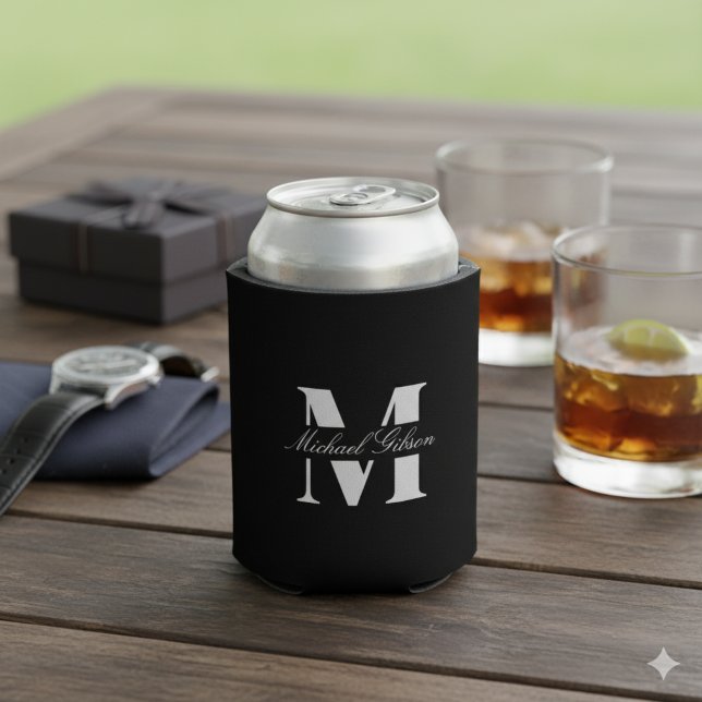 Porta-lata Classic Black | Custom Monogram Wedding Groomsmen  (Classic Black | Custom Monogram Wedding Groomsmen Can Cooler)