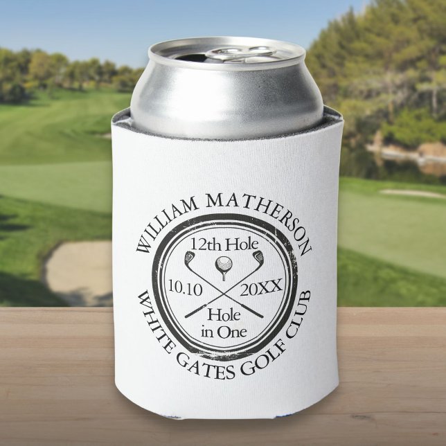 Porta-lata Clássico Personalizado de Buraco de Golfe (Golf Hole in One Classic Personalized Can Cooler)