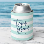 Porta-lata Coluna de Pastel e Stripes Brancas Grupo Azul<br><div class="desc">Mantenha suas latas de bebida legal com esta lata mais fria, com as palavras "Team Groom" em um script de tendência azul contra uma horta pastel de pré-disquete e um fundo de padrão branco. Perfeito para casamentos e despedida de solteiro. Para outros itens correspondentes, consulte aqui https://www.zazzle.com/collections/119250194970828530?rf=238364477188679314 Personalize-o substituindo o...</div>
