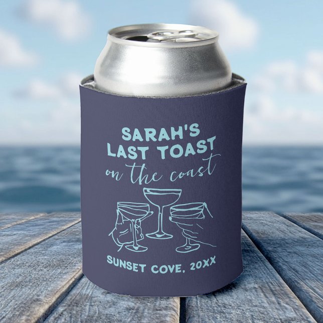 Porta-lata Despedida de Solteira Personalizada Último Brinde  (Cheers with can coolers at the beach, marking the final toast before a bachelorette coast adventure.)
