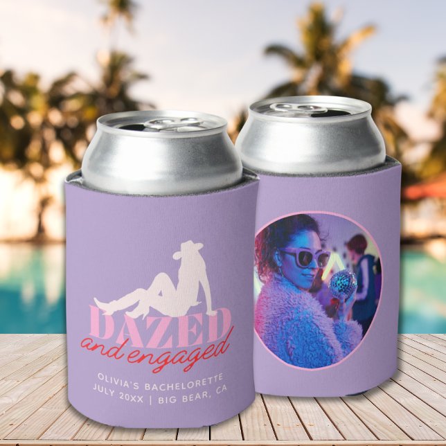 Porta-lata Desposada de Cowgirl Retro Dazed & Engaged (Purple Dazed & Engaged Retro Cowgirl Bachelorette Can Cooler
)
