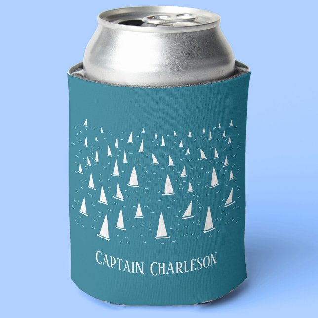 Porta-lata Embarcação de vela personalizada náutica (Sailing Boat nautical funny personalized captain name can cooler)