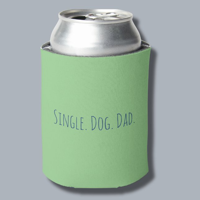 Porta-lata Engraçada bebida simples de Pai de Solteiro verde  (Keep those beverages cold with this can cooler.  Single Dog Dad is customizable. Makes a great gift!)