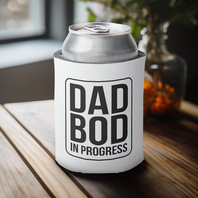 Porta-lata Engraçado Pai em andamento - Humor para Dia de os  (Funny Can Cooler - Dad Bod in Progress - Father's Day Gift or a New Dad Favor)