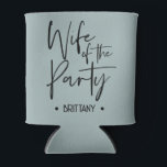 Porta-lata Esposa Azul Dusty do Solteiro da Festa pode arrefe<br><div class="desc">Avise a todos quem está dirigindo o show com esta "Esposa do Partido" Azul Dusty pode mais legal — perfeita para a noiva que traz a energia e o brilho. Com um tom azul suave e silencioso e uma escrita divertida, este mais frio é ideal para fins de semana, chás...</div>