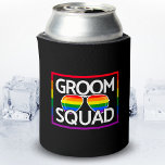 Porta-lata Esquadrão de Padrinhos de casamento Orgulho gay de<br><div class="desc">Este orgulho gay é perfeito para o seu grupo LGBTQ, lésbica ou festa de casamento de padrinhos de casamento para vestir numa despedida de solteiro ou festa de noivado para celebrar a sua última noite antes de se casar! Design apresenta o tema de despedida de solteiro do orgulho gay "Groom...</div>