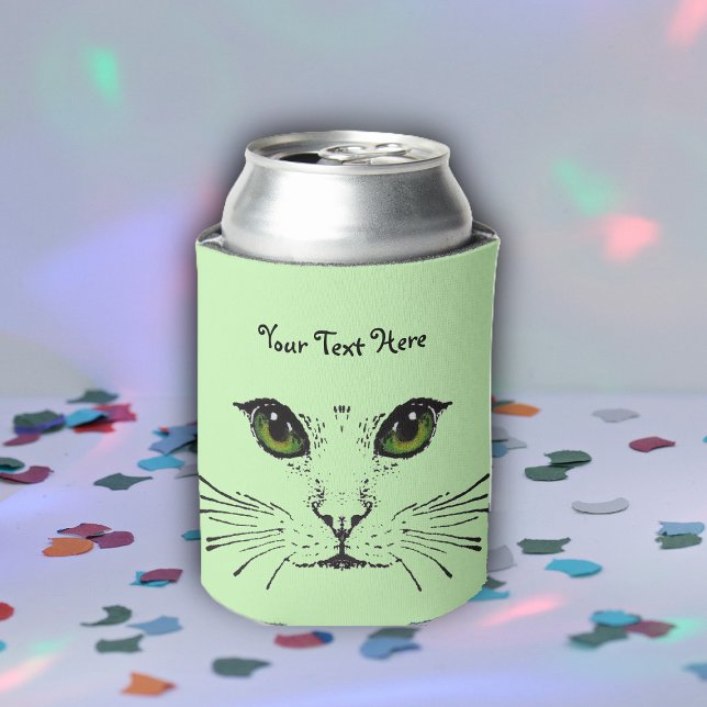 Porta-lata Face de Olhos Intensos de Gato Sussurrando Verde-c (Cat face black drawing with green eyes and whiskers on light green can cooler.)