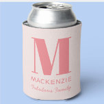 Porta-lata Família do nome do monograma cor-de-rosa nobre<br><div class="desc">Um monograma minimalista de tipografia moderna,  Fabuloso design da família,  que pode ser mudado para personalizar. Ideal para Bachelorette ou Fim de semana do Hen Party,  ou para presentes de Chá de panela.</div>