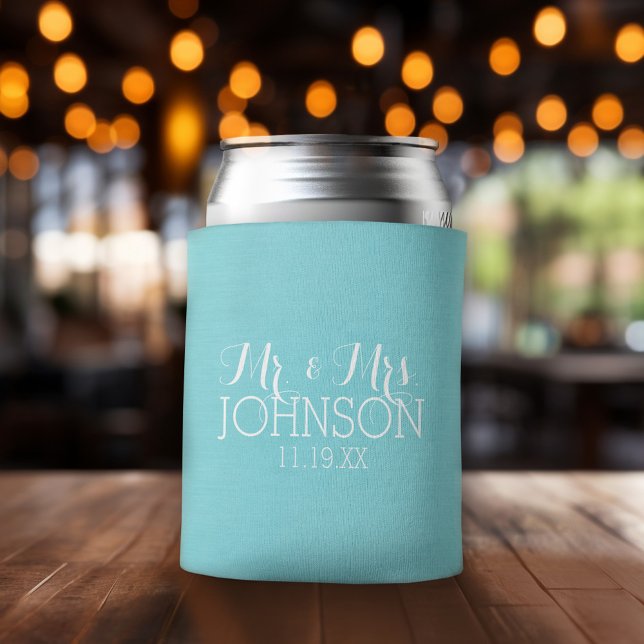 Porta-lata Favor de casamento para Sr e Sra - Azul pastel (Wedding and Anniversary Can Cooler - Personalize with names and dates)
