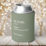 Porta-lata Favor de festa de despedida de solteira com rótulo<br><div class="desc">Mantenha as bebidas geladas e a vibração quente com esse isolante de lata para festa de despedida de solteira estilo etiqueta de museu “MS TO MRS”. Projetado como uma etiqueta de galeria de arte sofisticada, apresenta tipografia minimalista limpa, a frase “Mídia: Tequila, Mensagens de Grupo, Arrependimento” e uma linha “Coleção...</div>